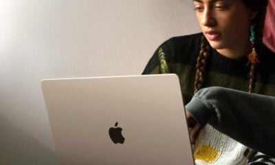 Macbook air de dos logo apple étudiant (1)