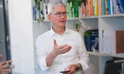 Tim cook parle avec iPhone à la main