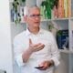 Tim cook parle avec iPhone à la main