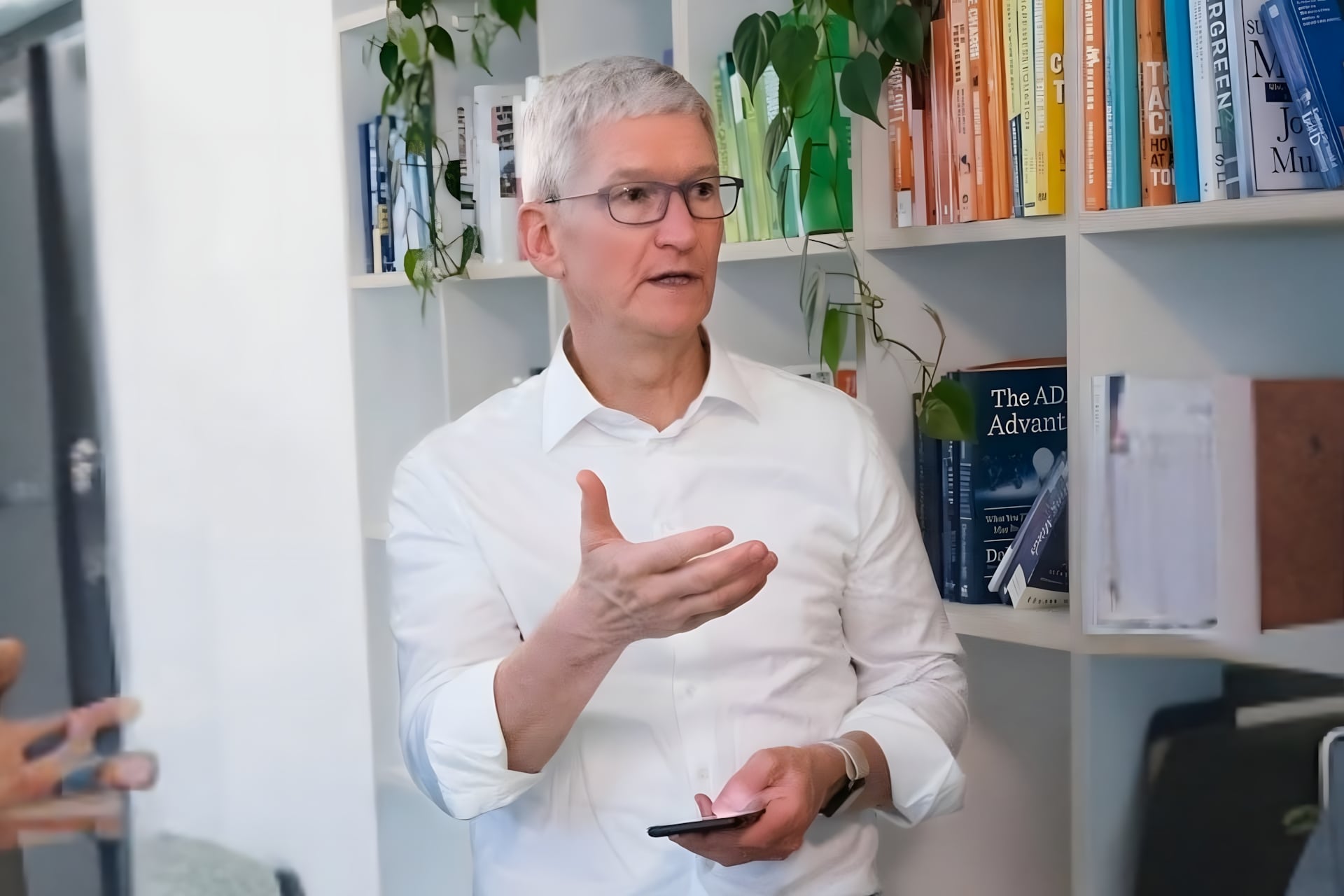 Tim cook parle avec iPhone à la main