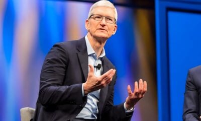 Tim cook parle sur scène