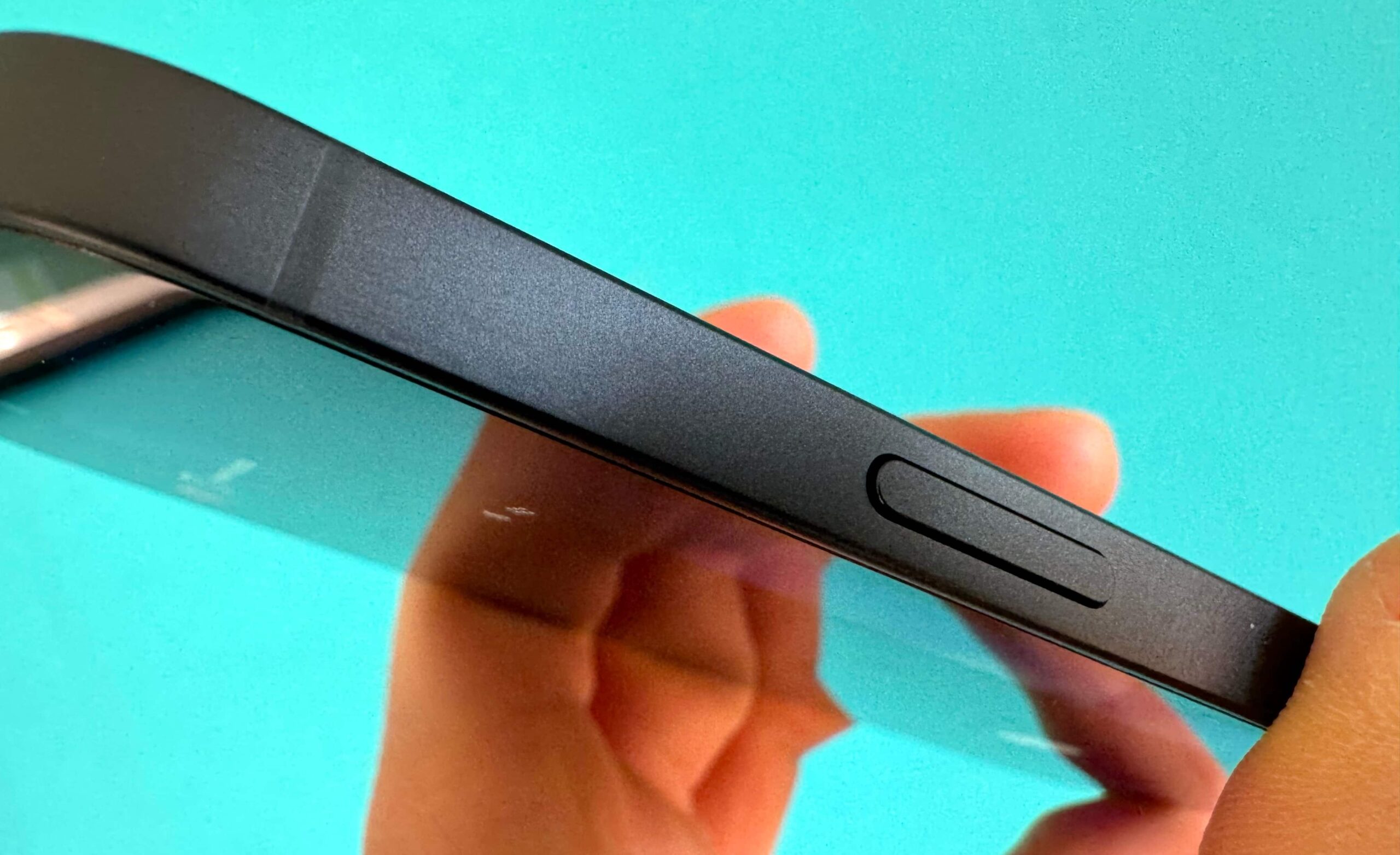 Apple iPhone 17e bouton Siri