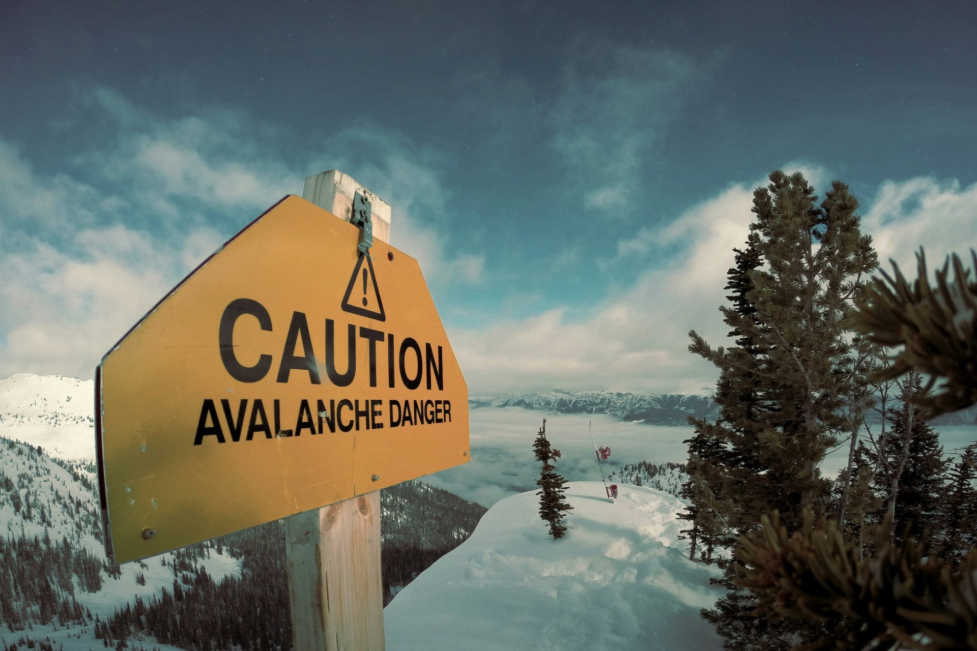 Avalanche danger ski