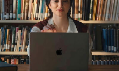 Fille étudiante macbook pro m5 livres(1)