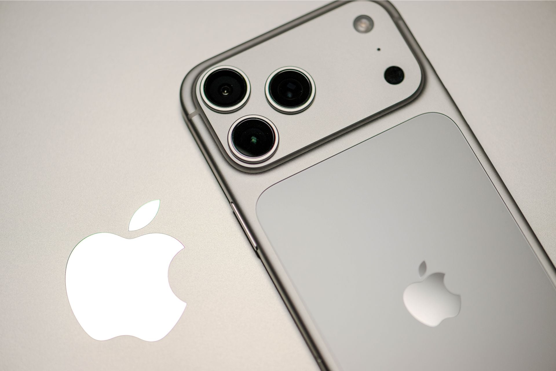 iPhone 17 Pro logo Apple