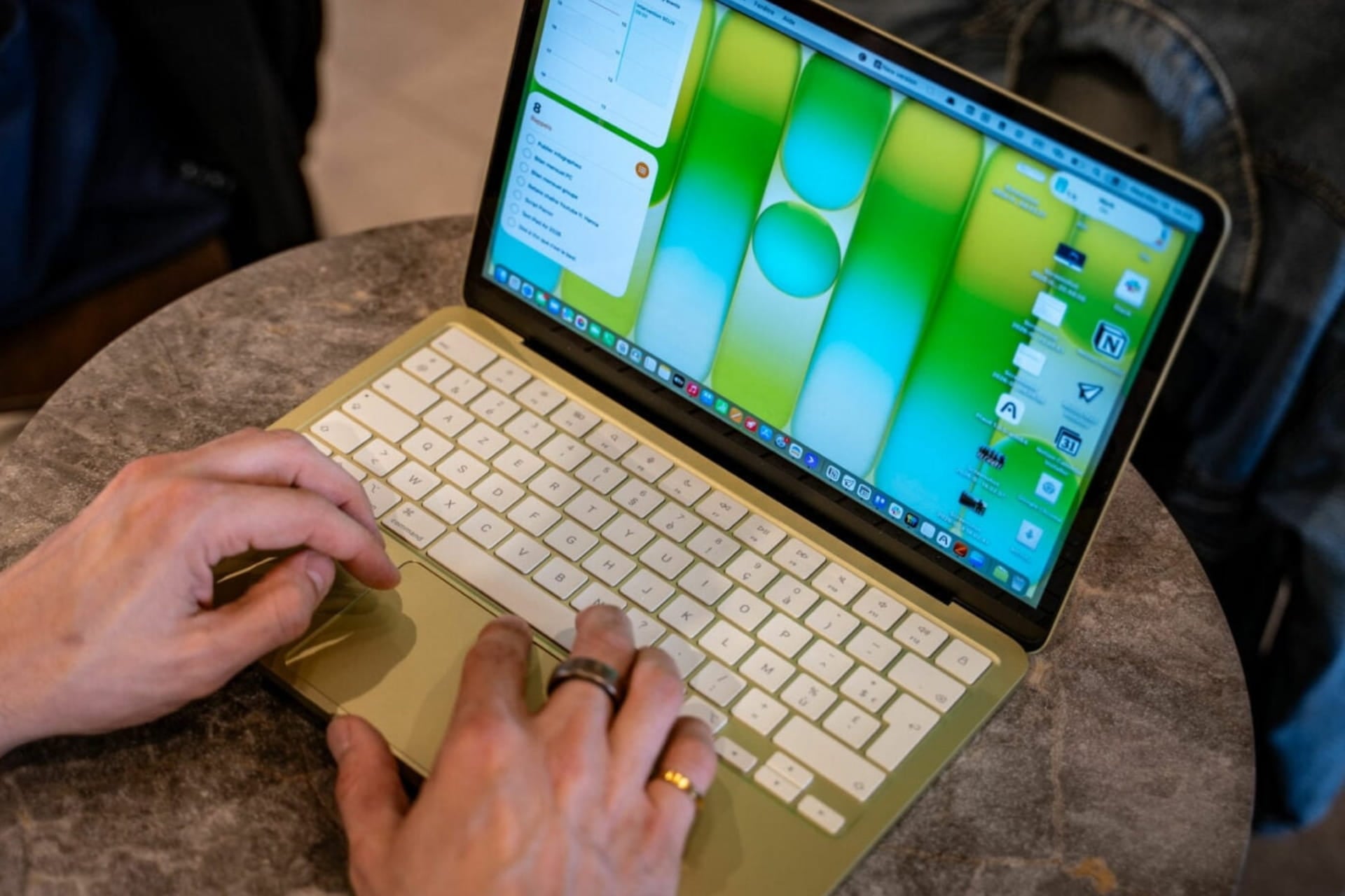 Macbok neo doré table (1)