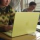 Macbook neo jaune en classe étudiants