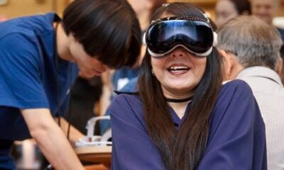 Femme porte apple vision pro apple store
