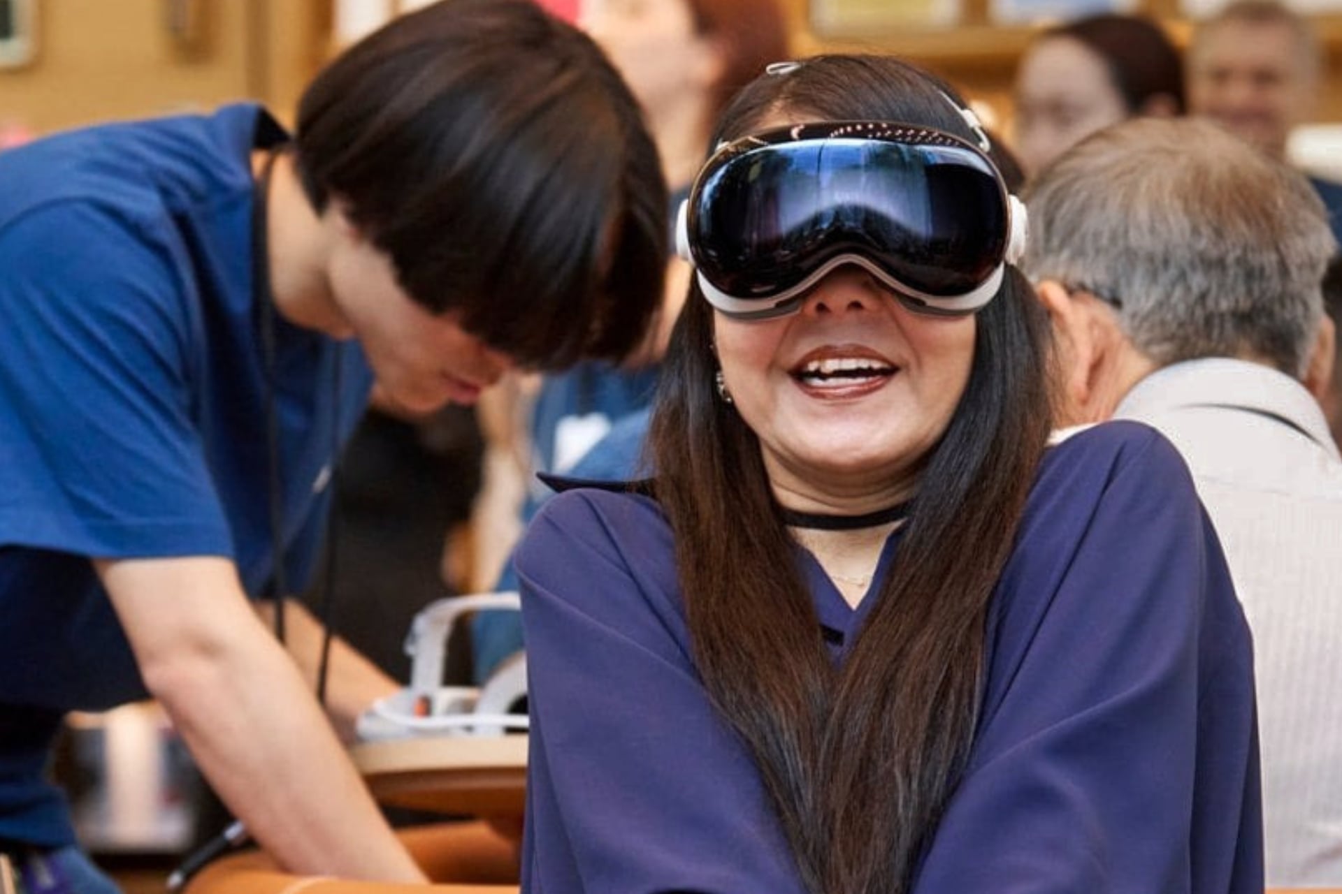 Femme porte apple vision pro apple store