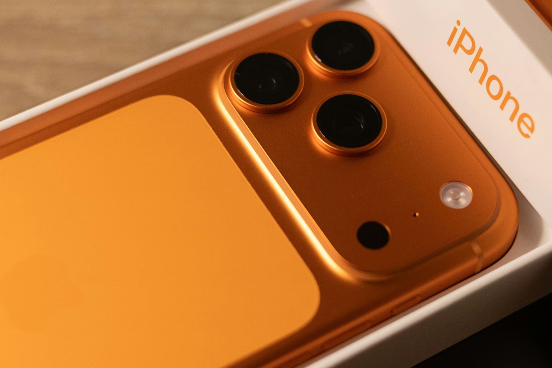 iPhone 17 Pro orange (7)