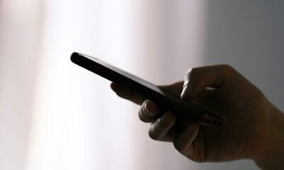 iPhone main sombre