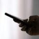iPhone main sombre