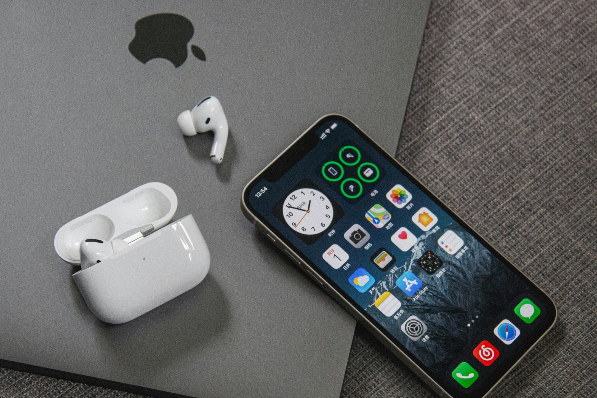 Macbook iPhone iPad AirPods apple