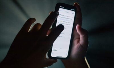 iPhone dans les mains et dans le noir