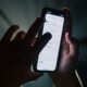 iPhone dans les mains et dans le noir