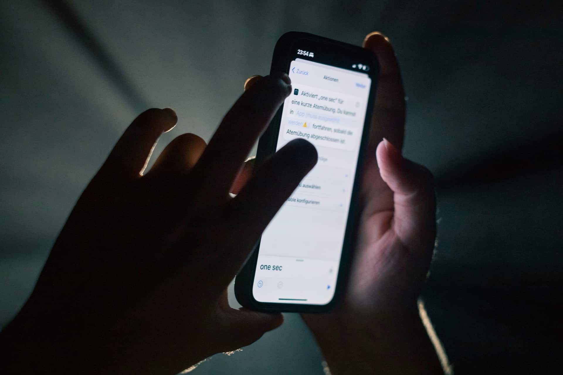 iPhone dans les mains et dans le noir