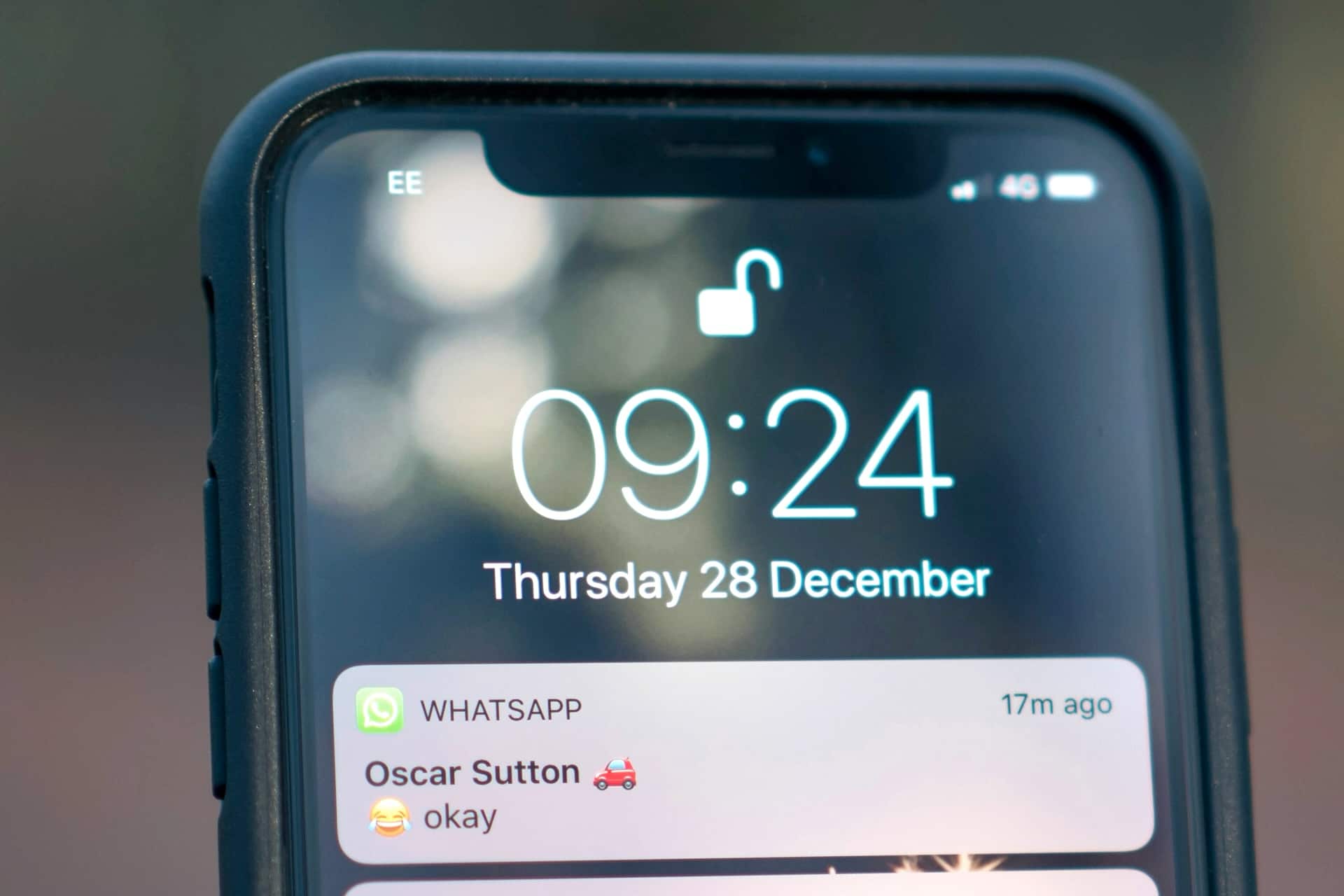 iPhone WhatsApp