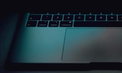 MacBook fond noir