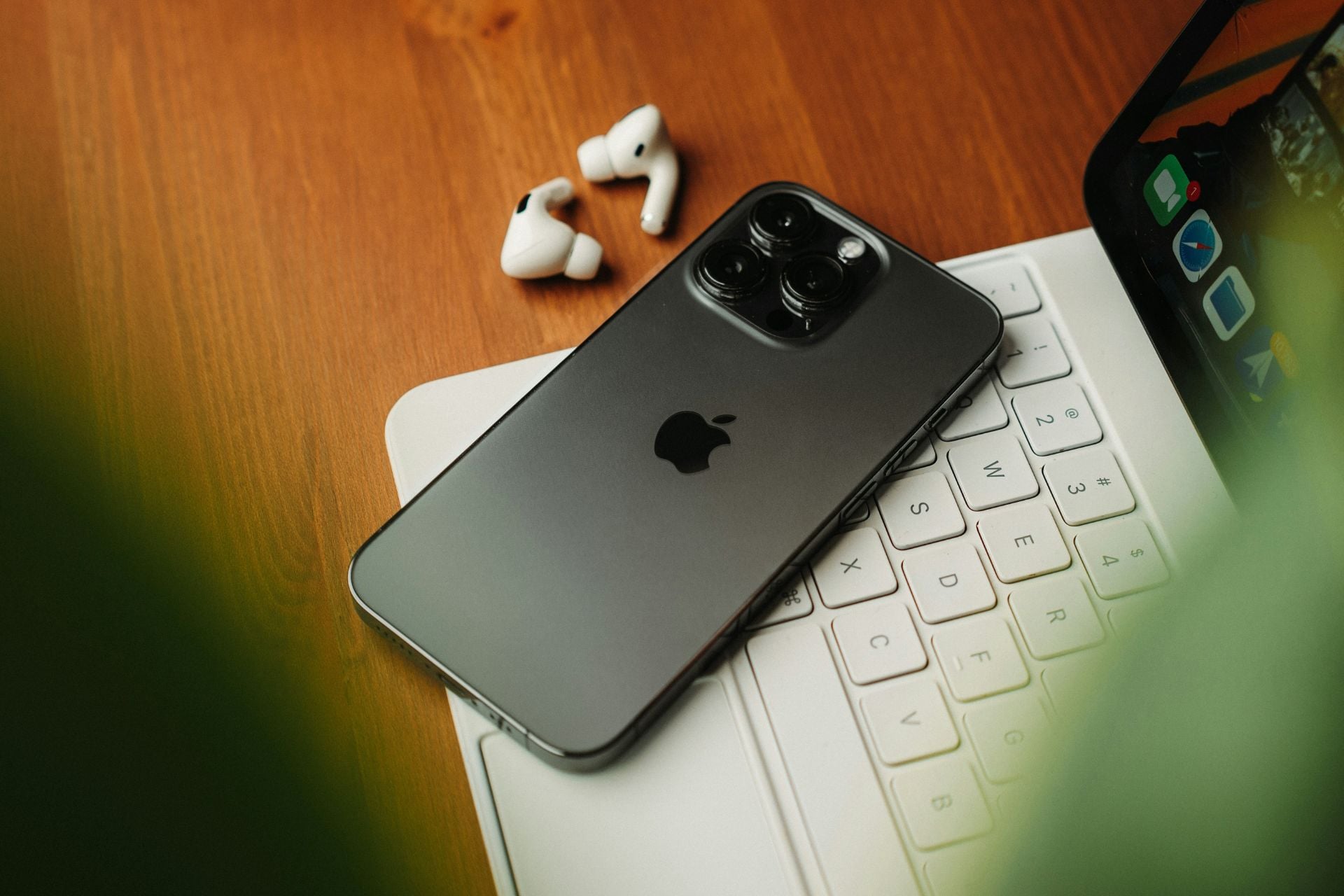 iPhone AirPods iPad