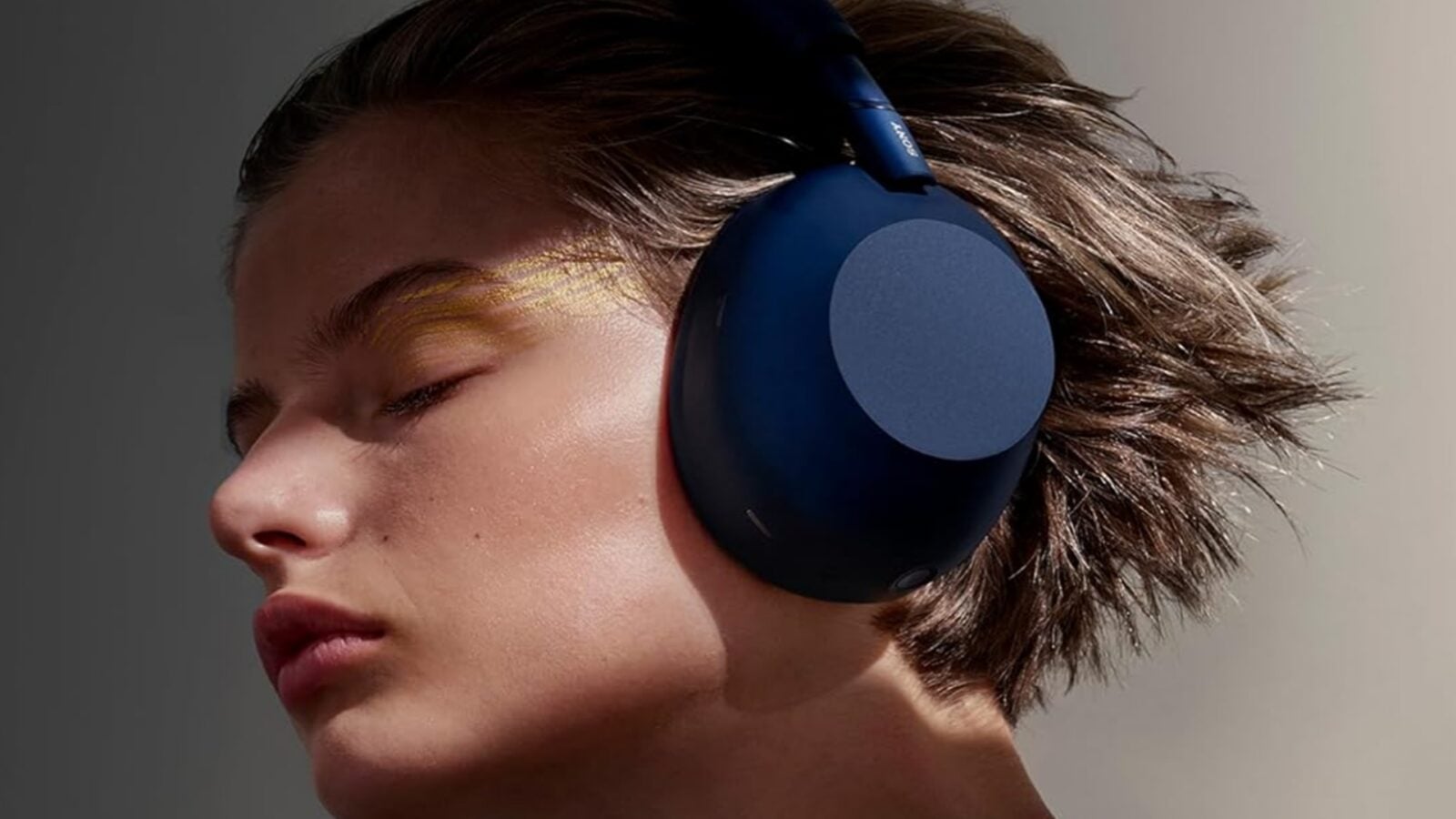 Oubliez les AirPods Max, ces casques sans fil sont moins chers et ils envoient du lourd