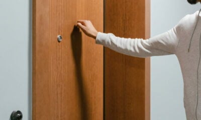 Homme frappe toc à la porte