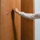 Homme frappe toc à la porte