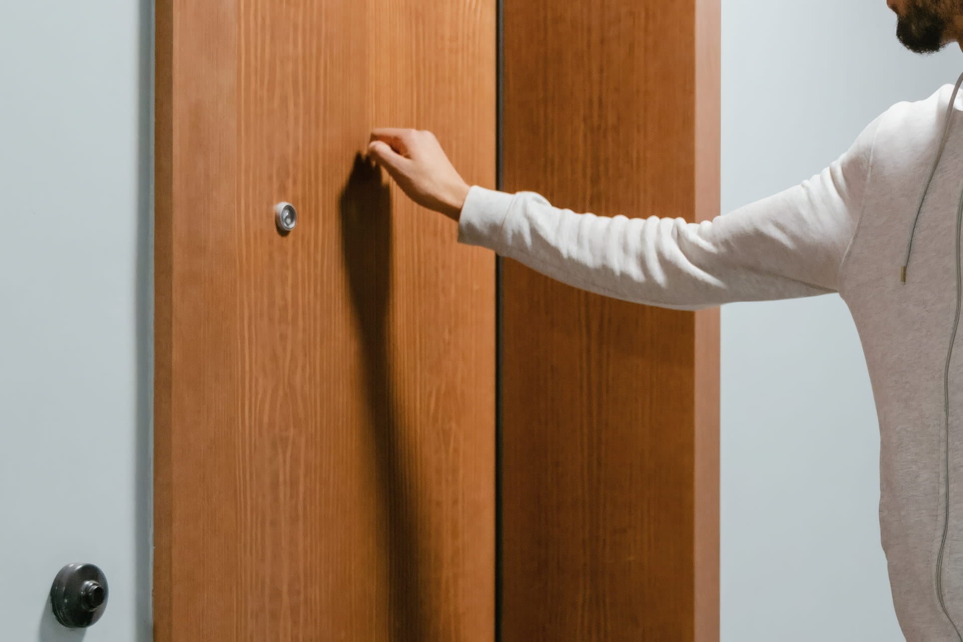 Homme frappe toc à la porte