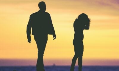 Couple dispute homme femme contre jour