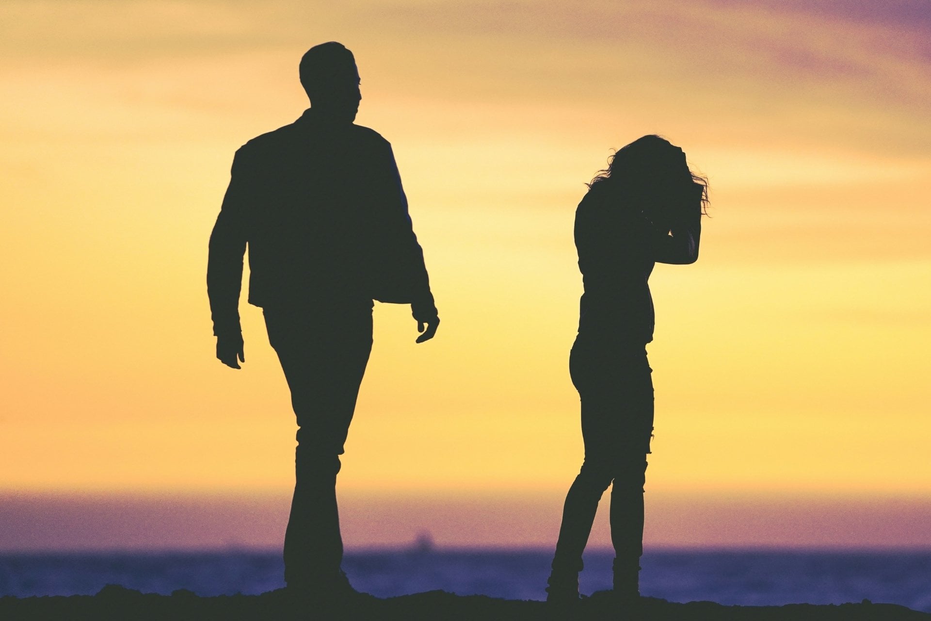 Couple dispute homme femme contre jour