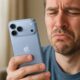 Homme grimace déçu iPhone 18 pro bleu glacier