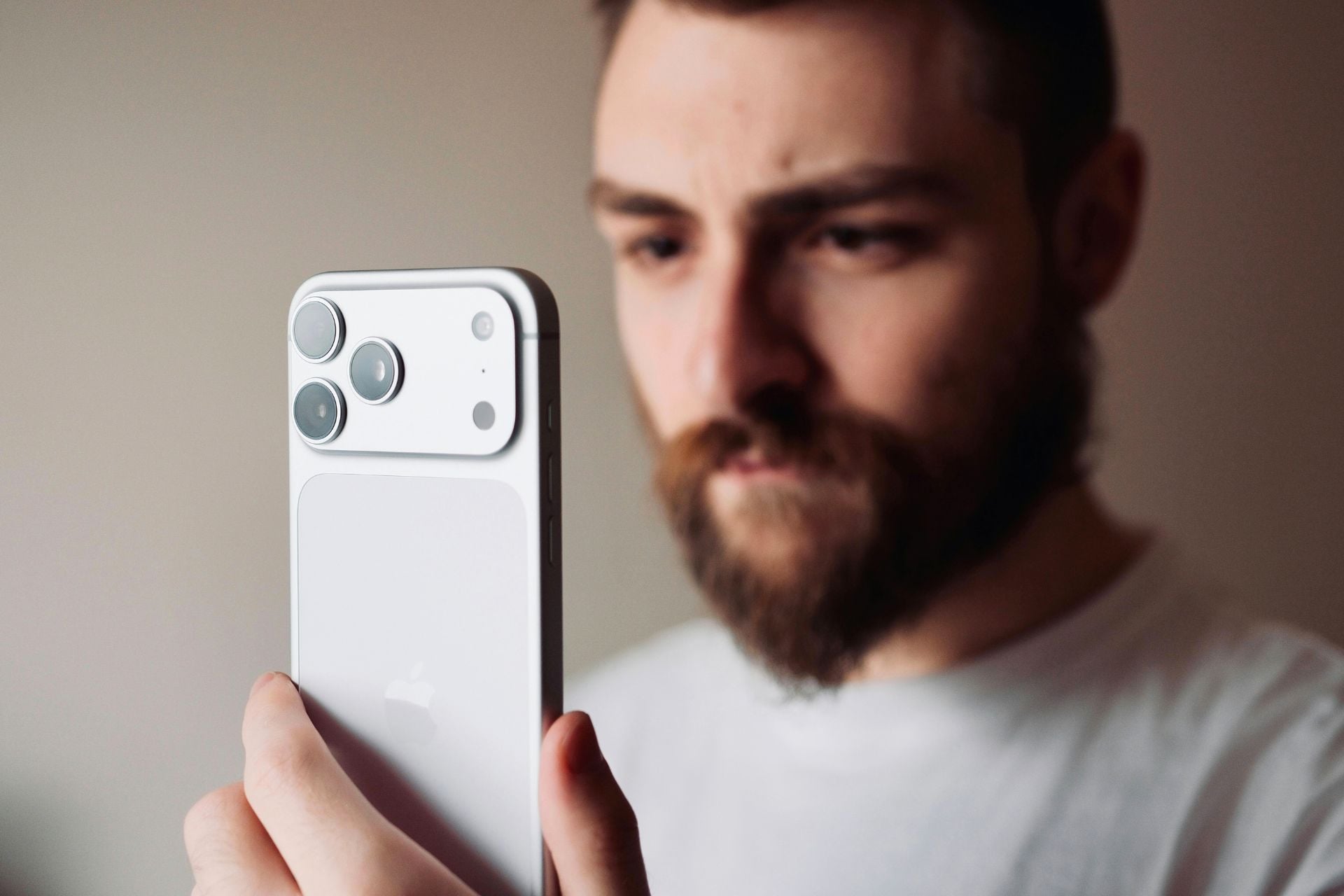 iPhone 17 Pro arrière homme