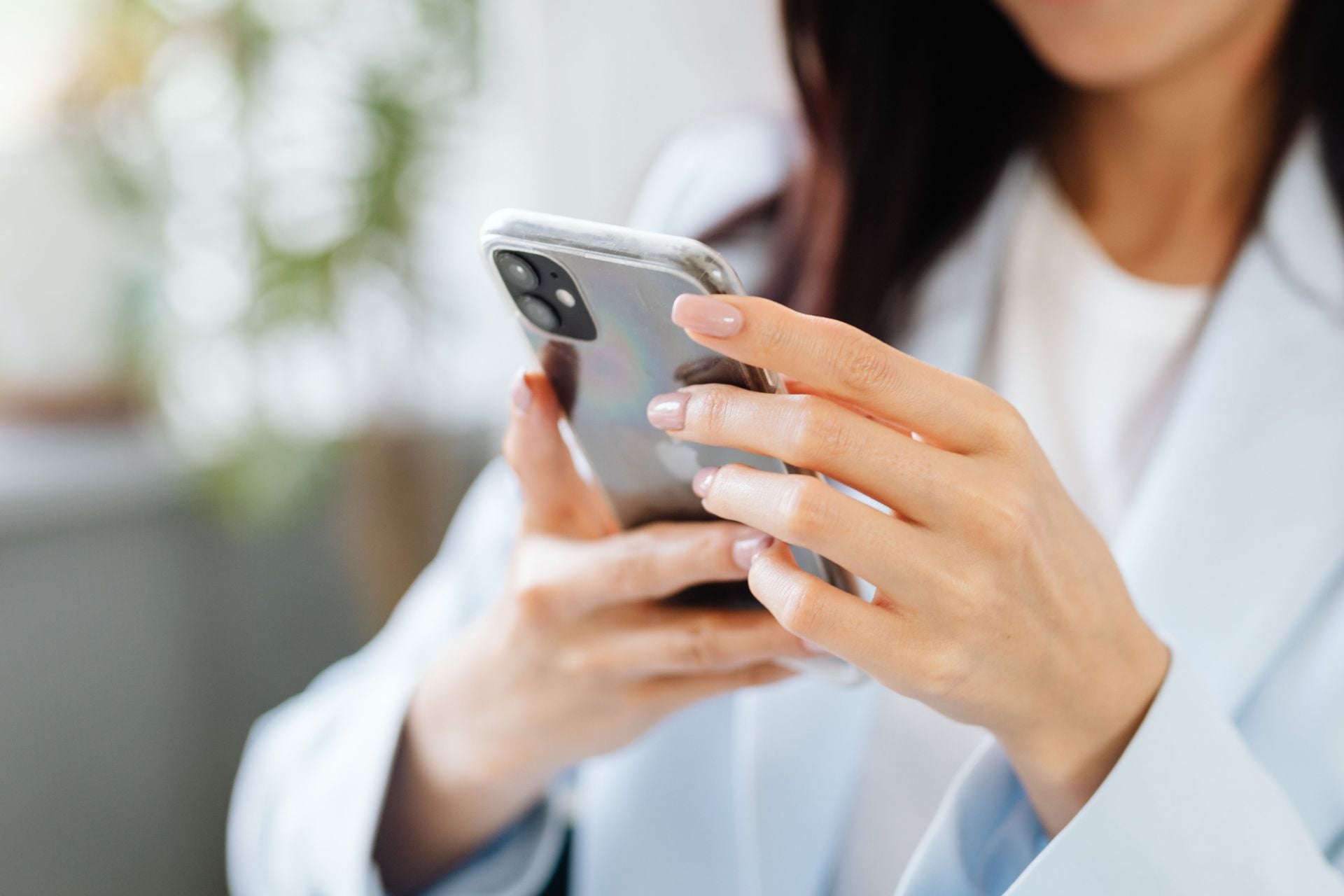 iPhone femme mains