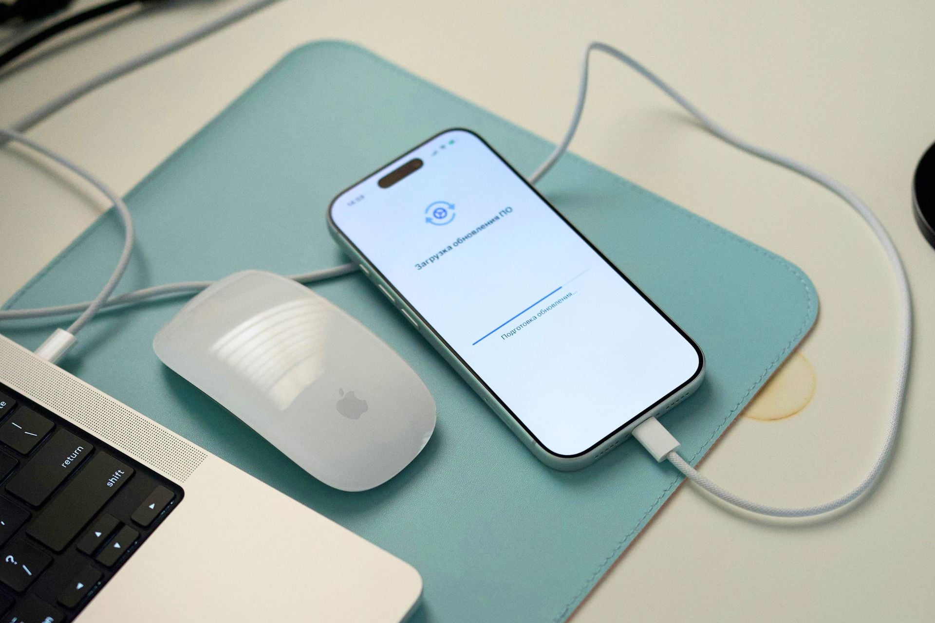 iPhone charge Macbook