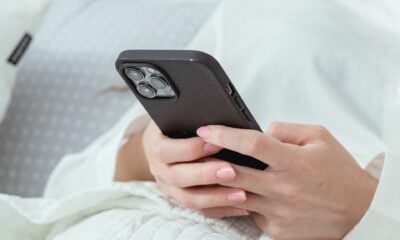 iPhone dos mains femme