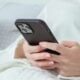 iPhone dos mains femme