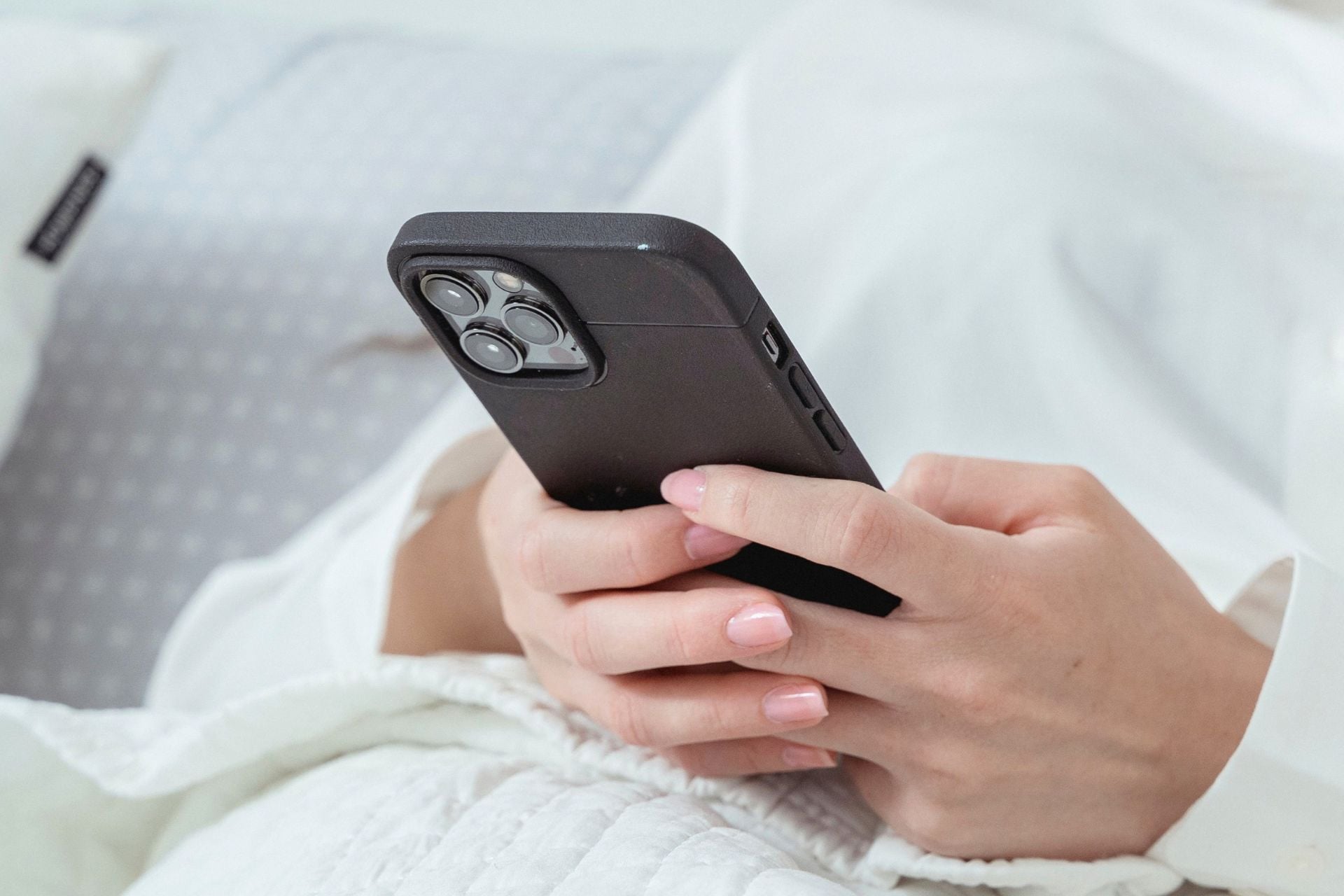 iPhone dos mains femme