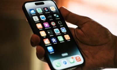 iPhone écran accueil main
