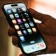 iPhone écran accueil main