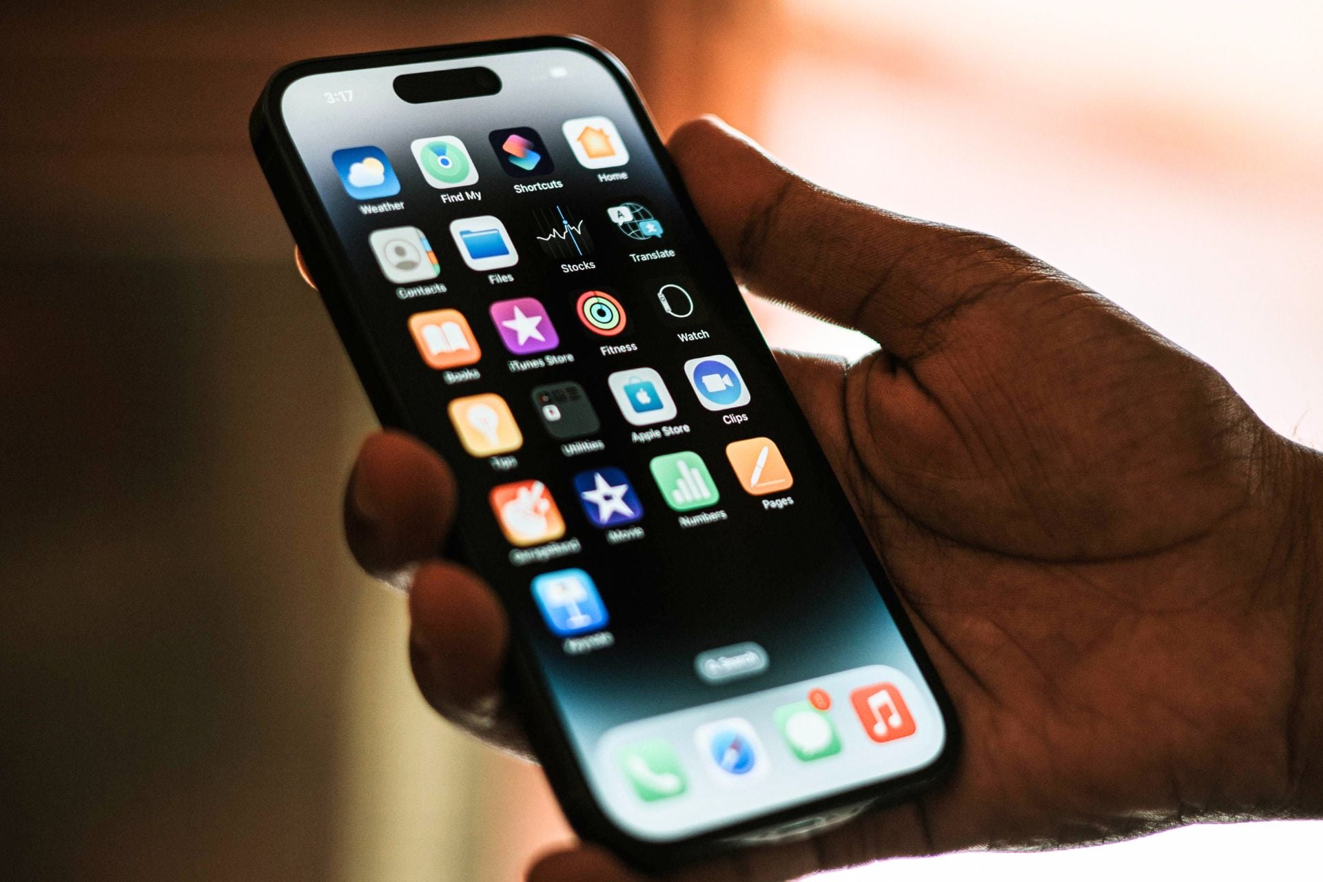 iPhone écran accueil main