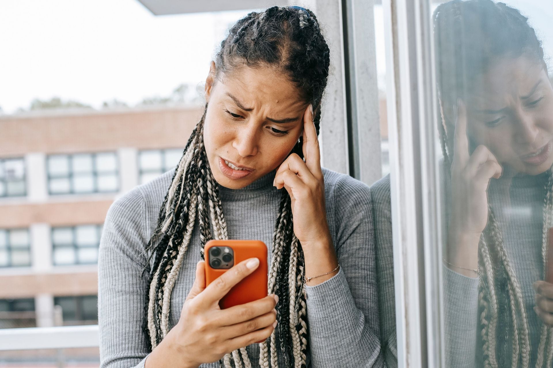 iPhone femme triste