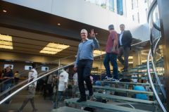 tim-cook-apple-store.jpg, 2015 tim-cook-apple-store.jpg