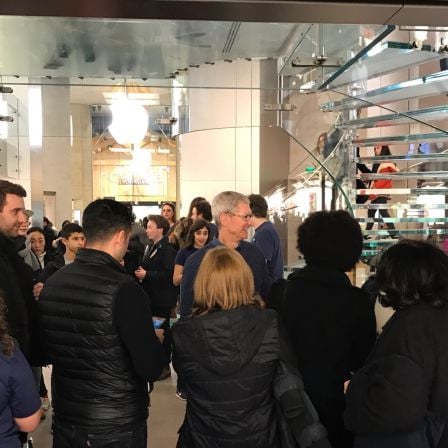 tim-cook-carrousel-louvre-paris-1.jpg, 2011 tim-cook-carrousel-louvre-paris-1.jpg