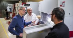 tim-cook-visite-france-eldim-iphone-X-1.jpg, 2015 tim-cook-visite-france-eldim-iphone-X-1.jpg
