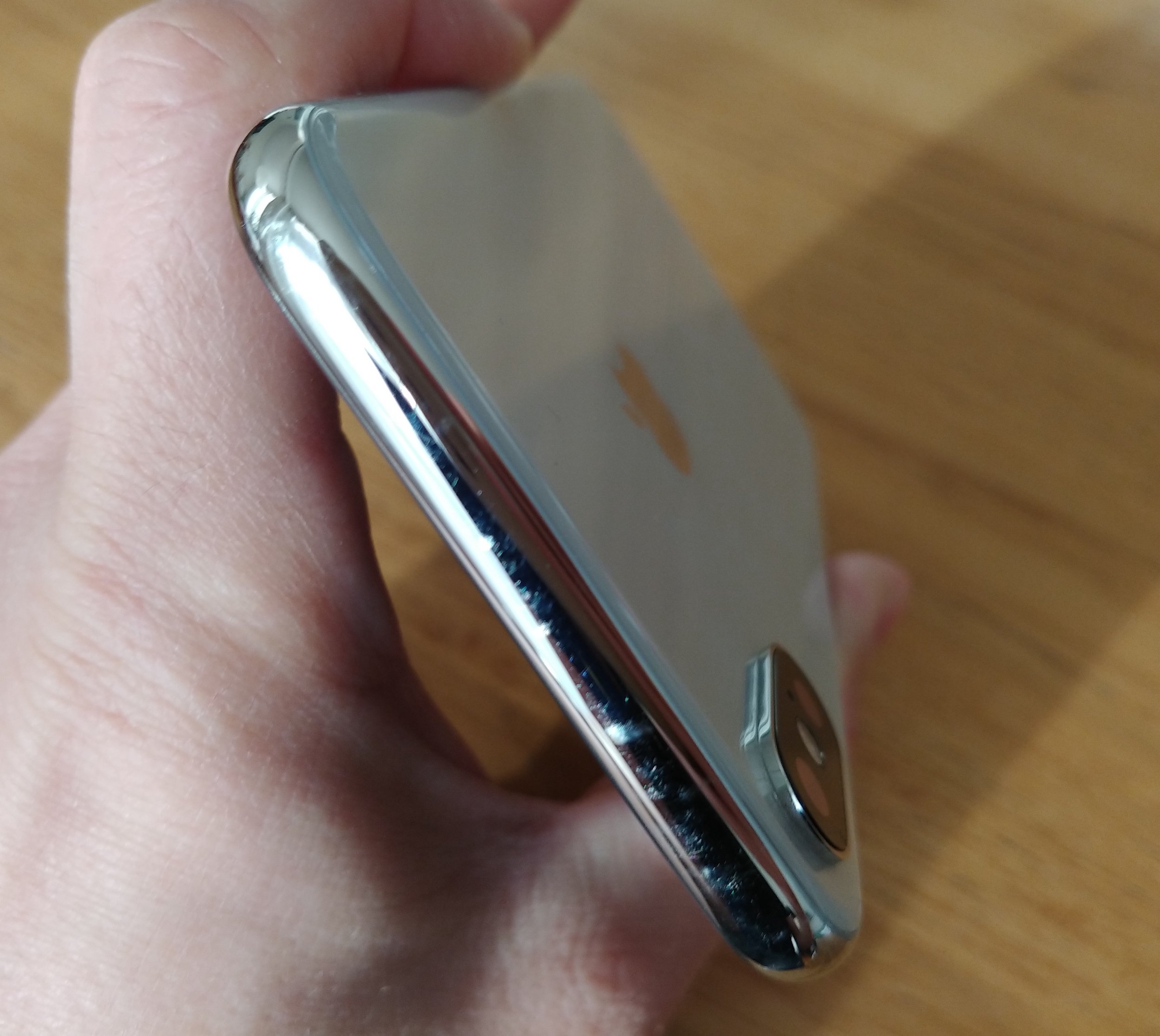 Comment effacer des rayures sur le tour chromé de l'iPhone X/XS argent :  produit et photos !