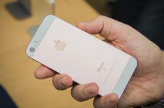 iphone-se-rose-en-main.jpg, 2016 iphone-se-rose-en-main.jpg