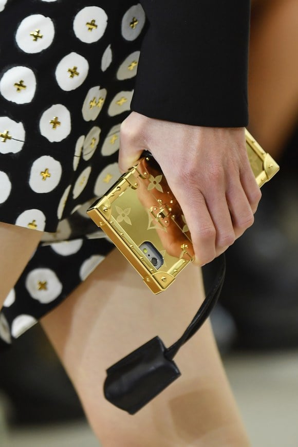 Louis Vuitton dévoile des coques iPhone au design sac, pas pour toutes  les bourses ?