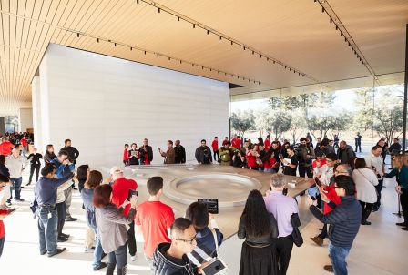 apple-park-visitor-center-ar-crowd.jpg, 2017 apple-park-visitor-center-ar-crowd.jpg