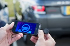 Land-Rover-commande-avec-iPhone-001.jpg, 2015 Land-Rover-commande-avec-iPhone-001.jpg